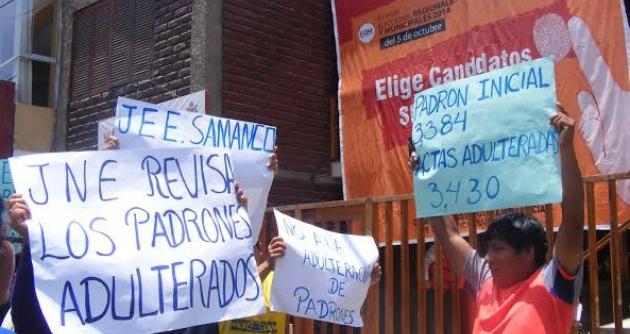 Los pobladores de Samanco denuncian fraude en las elecciones municipales. Esta vez protestaron frente a la sede del JEE del Santa.