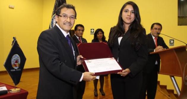 Lucero Tatiana Velázquez Paz recibió diploma como ganadora del concurso.