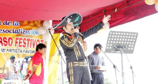 El primer lugar del Festivoz lo obtuvo Marcelo Vilchez, quien imitó a Vicente Fernandez;