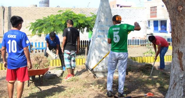 Jóvenes apoyaron en remodelación de parque en la urbanización El Trapecio. Foto: cortesía MP.