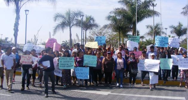 El regidor de Vale Áncash llegó junto a un grupo de militantes para protestar en las afueras de la sede edil.