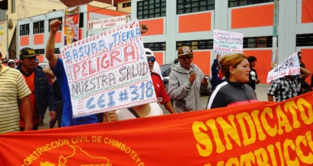 Dirigentes vecinales y obreros de construcción civil marcharon en protesta por no culminación de obras.