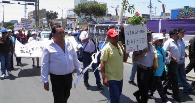 Trabajadores de Essalud Chimbote protestaron con un cortejo fúnebre.
