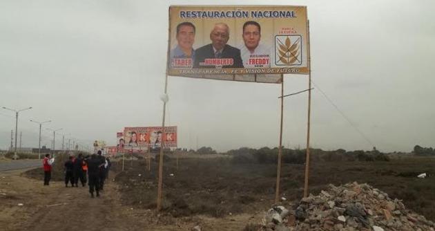 Diferentes agrupaciones políticas colocaron sus paneles electorales en los pantanos de Villa María.