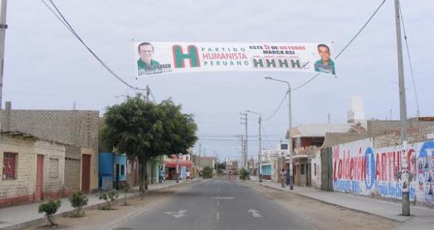 Paneles de publicidad electoral colocados utilizando como soporte los postes de alumbrado público, lo cual está prohibido.