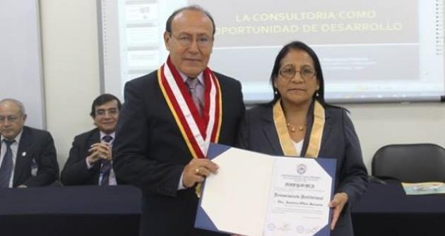 Universidad San Pedro reconoce a rectora de la Universidad Nacional del Santa-