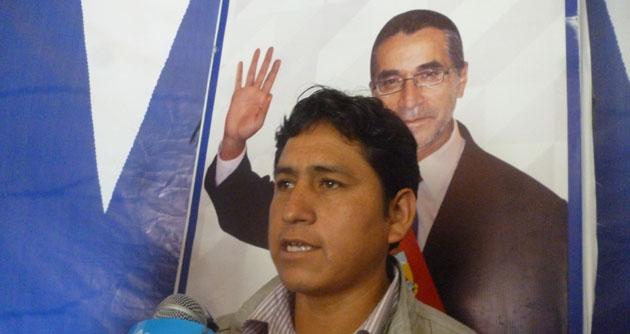 Regidor de las filas de Waldo Ríos también reconoce que el gobierno regional es un caos.