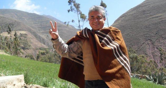 En su cuenta de Facebook Ricardo Narváez expresó: "El pueblo se ha dejado convencer con el engaño de los 500 soles mensuales".