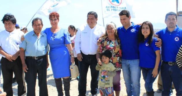 Roberto Briceño en campaña electoral por la alcaldía provincial del Santa.