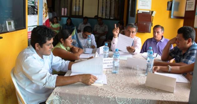 Sesión de concejo del distrito de Samanco.
