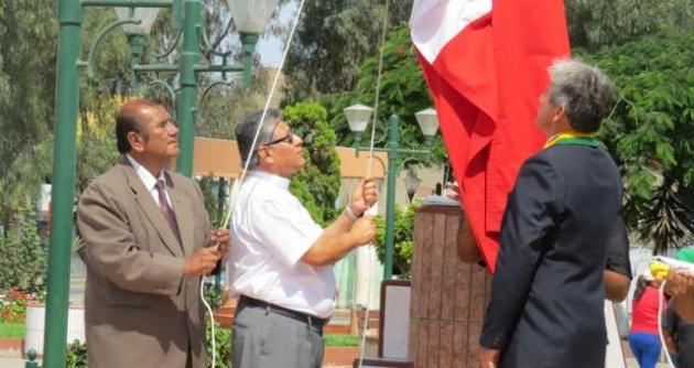 Padre Víctor Bellodas izó el Pabellón Nacional en honor al mártir P. Sandro Dordi.