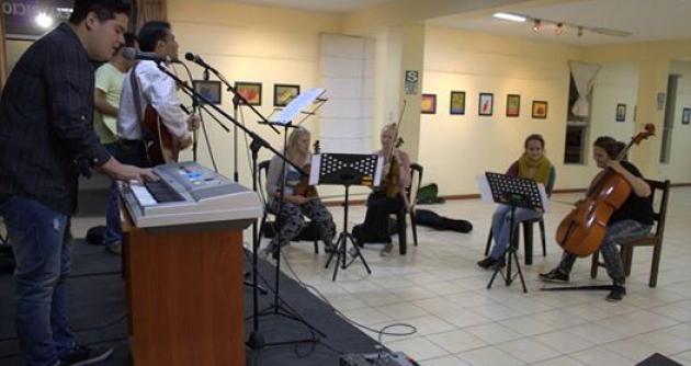 Ensayos para el homenaje a The Beatles en Chimbote, a tono de Orquesta Sinfónica.