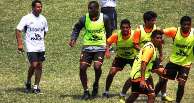 El "Maestrito" Solano se estrenó hoy como entrenador del José Gálvez (Foto Lindberg Cruzado)