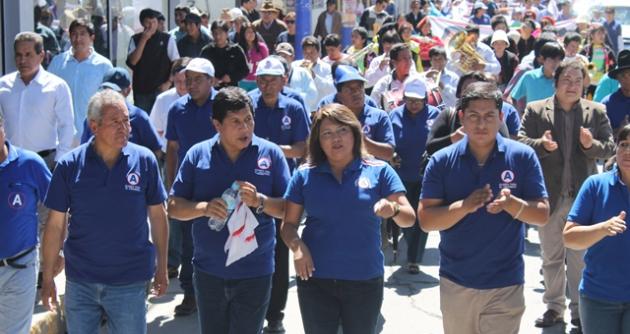 La candidata a la presidencia regional Tania Ruíz estuvo flanqueada por candidatos locales.