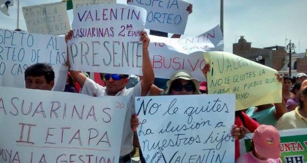 Valentín Fernández se fue hasta la plaza de armas de San Luis para realizar el izamiento del Pabellón Nacional y hasta allí le siguieron los manifestantes