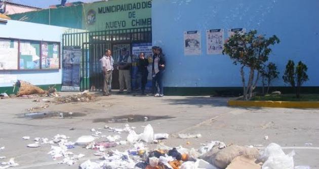Los trabajadores de limpieza de la comuna sureña arrojaron basura frente a la sede municipal.