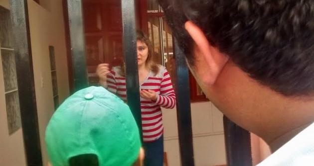 Trabajadores de la comuna sureña protestaron en la casa de la jefa de Tesorería del municipio.