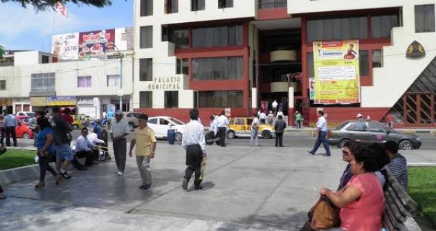 Trabajadores ediles cerca al palacio municipal, esperaban a sus compañeros para salir a celebrar.
