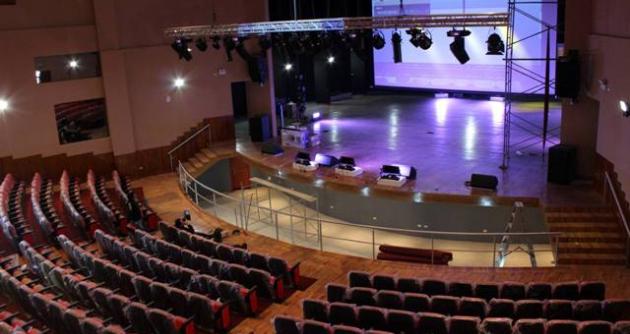 Impresionante y moderno auditorio del Centro Cultural de la UNS.