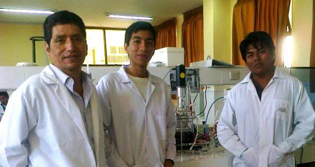 Destacados alumnos de Ingeniería Industrial de la UNS junto a su asesor.