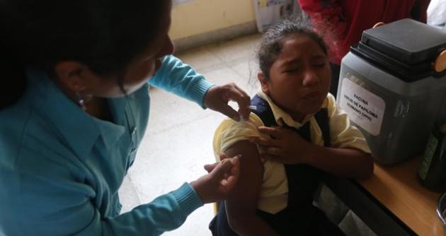 Vacunación se están realizando en colegios públicos y privados y centros de salud. foto: larepublica.pe