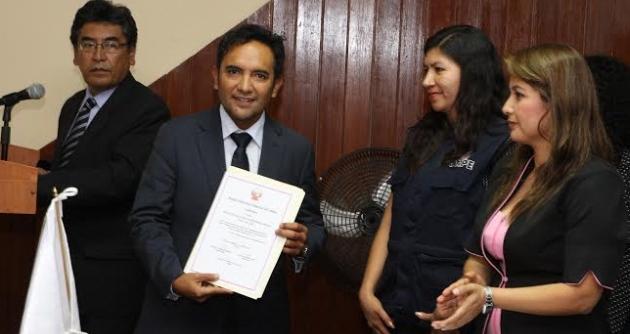 El electo alcalde de Nuevo Chimbote Valentín Fernandez Bazán, recibiendo su credencial expedida por el JNE.