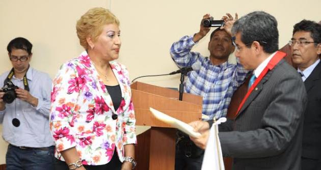 El JEE del Santa entregó las credenciales a la alcaldesa de la provincia del Santa, Victoria Espinoza.