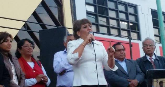 La suspendida alcaldesa Victoria Espinoza reapareció esta tarde en Chimbote. (Foto Milton Palpa)
