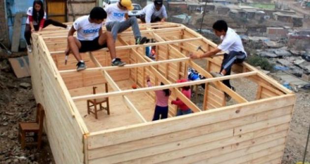 Voluntarios apoyan construcción de viviendas para familias pobres.