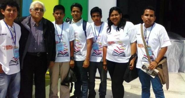 Voluntarios de la Felinch 2014 junto al escrito Oswaldo Reynoso.