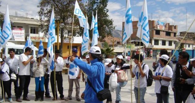 Waldo Ríos en Chimbote durante movilización con sus seguidores.