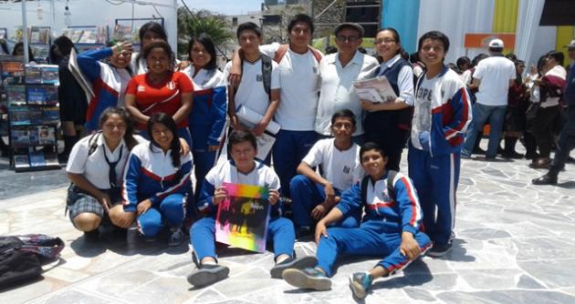 Cronwell Jara y estudiantes yugoslavinos. (Foto: Yazmín Tito)
