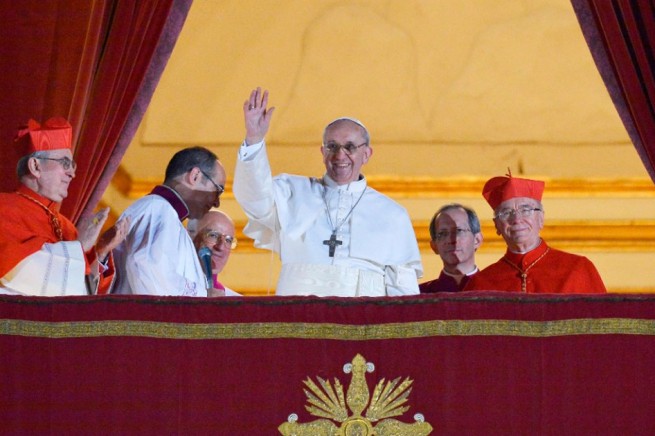 papa-francisco-saluda