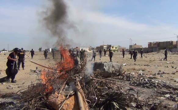 POLICIAS-SERENOS-LIMPIAN-TERRENOS-INVADIDOS